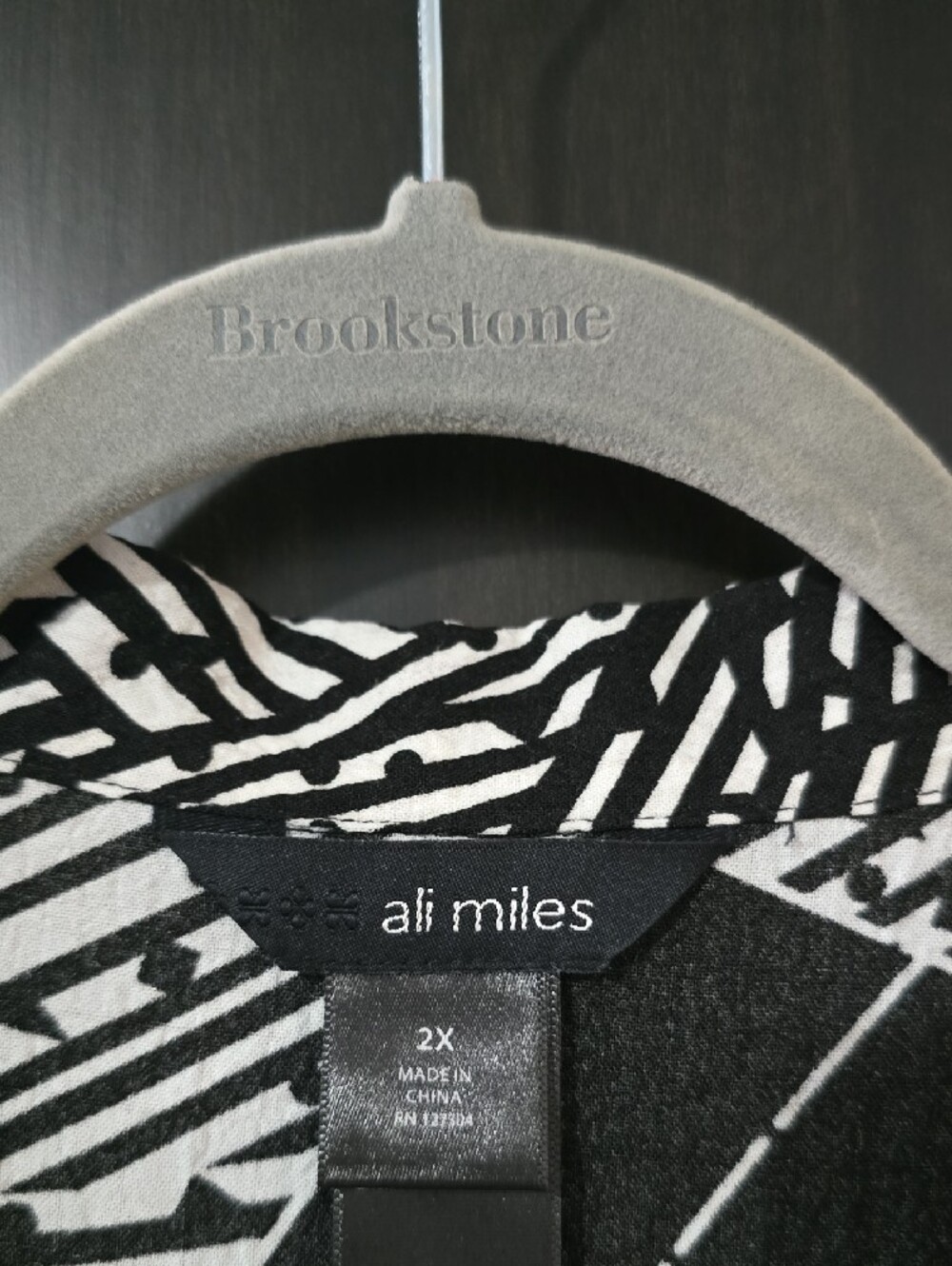 Ali Miles 2X Black & White Geometric Button-Front Shirt with Red Accent - Picture 2 of 7